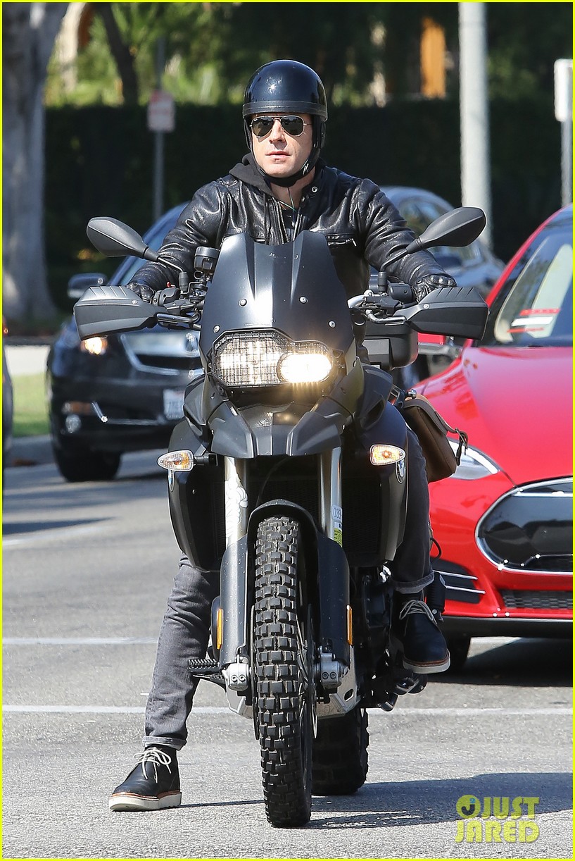 justin theroux second ride 043216703