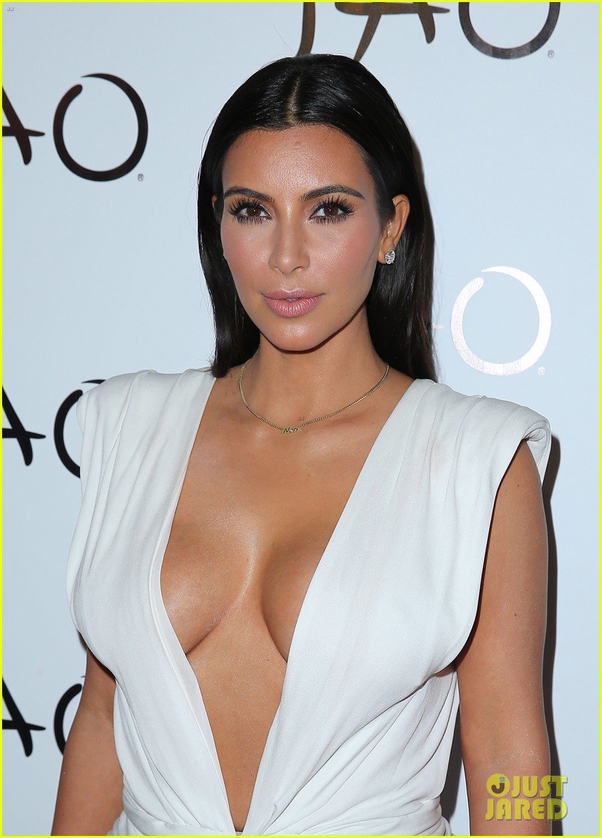 kim kardashian shows major cleavage at las vegas birthday party 02