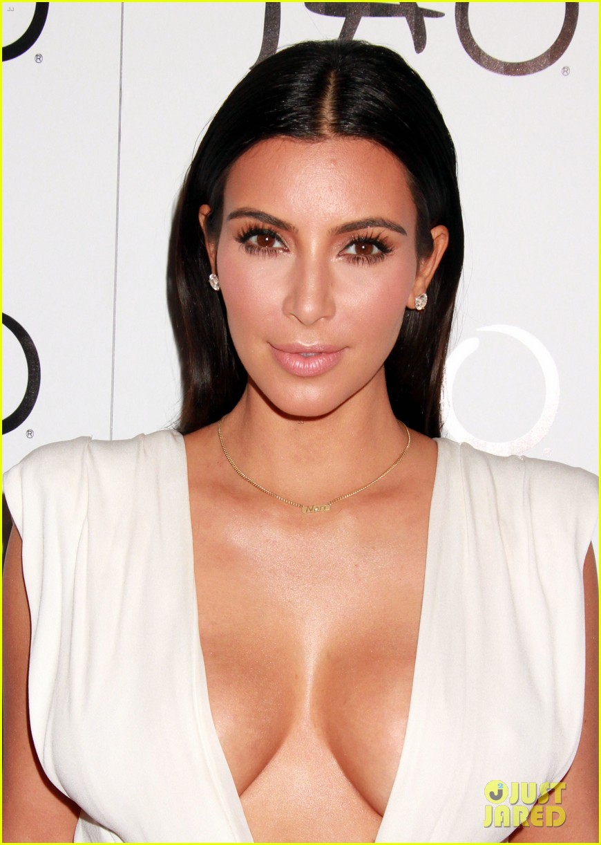 kim kardashian shows major cleavage at las vegas birthday party 27