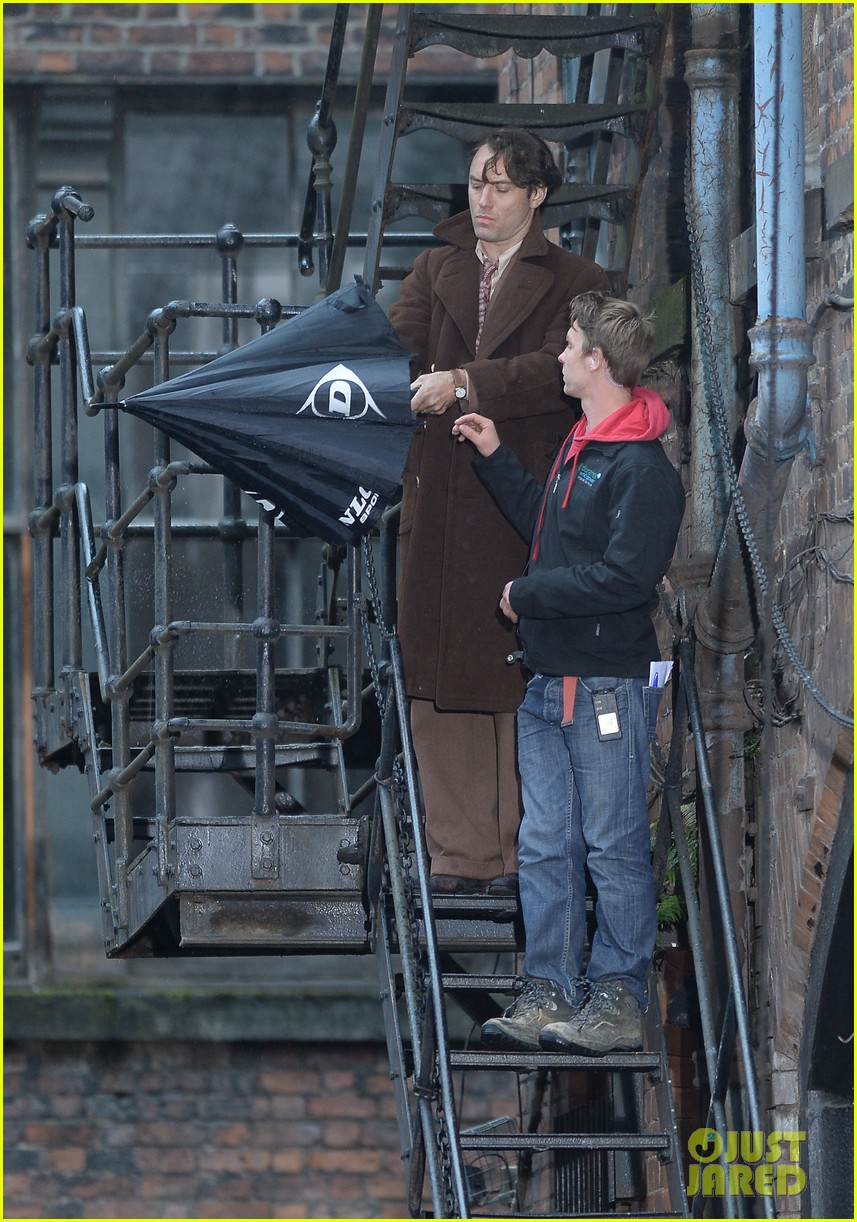 jude law colin firth get caught in the rain for genius 063223395