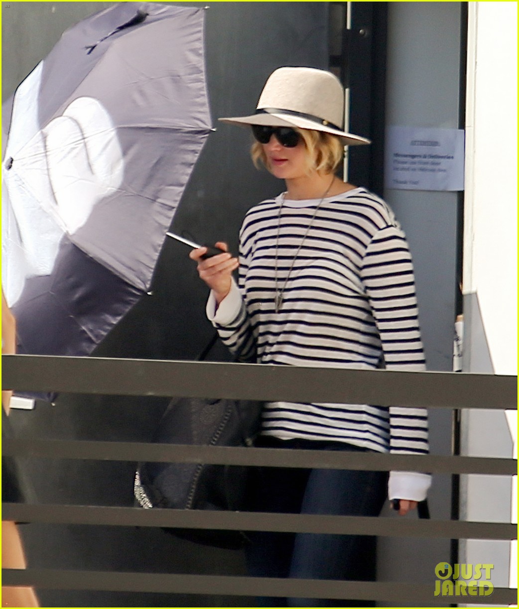 jennifer lawrence gives the middle finger with her umbrella 07