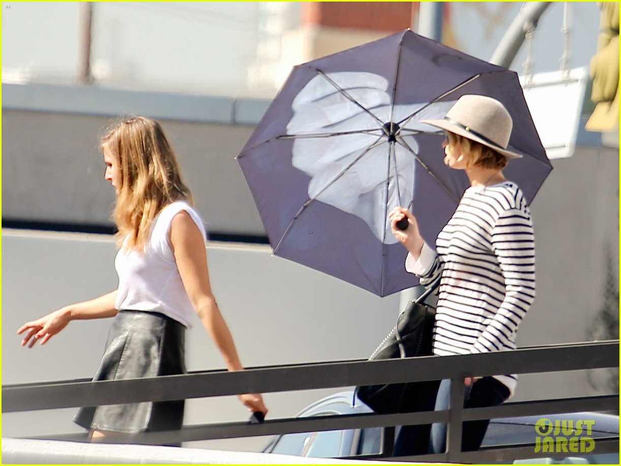 jennifer lawrence gives the middle finger with her umbrella 20