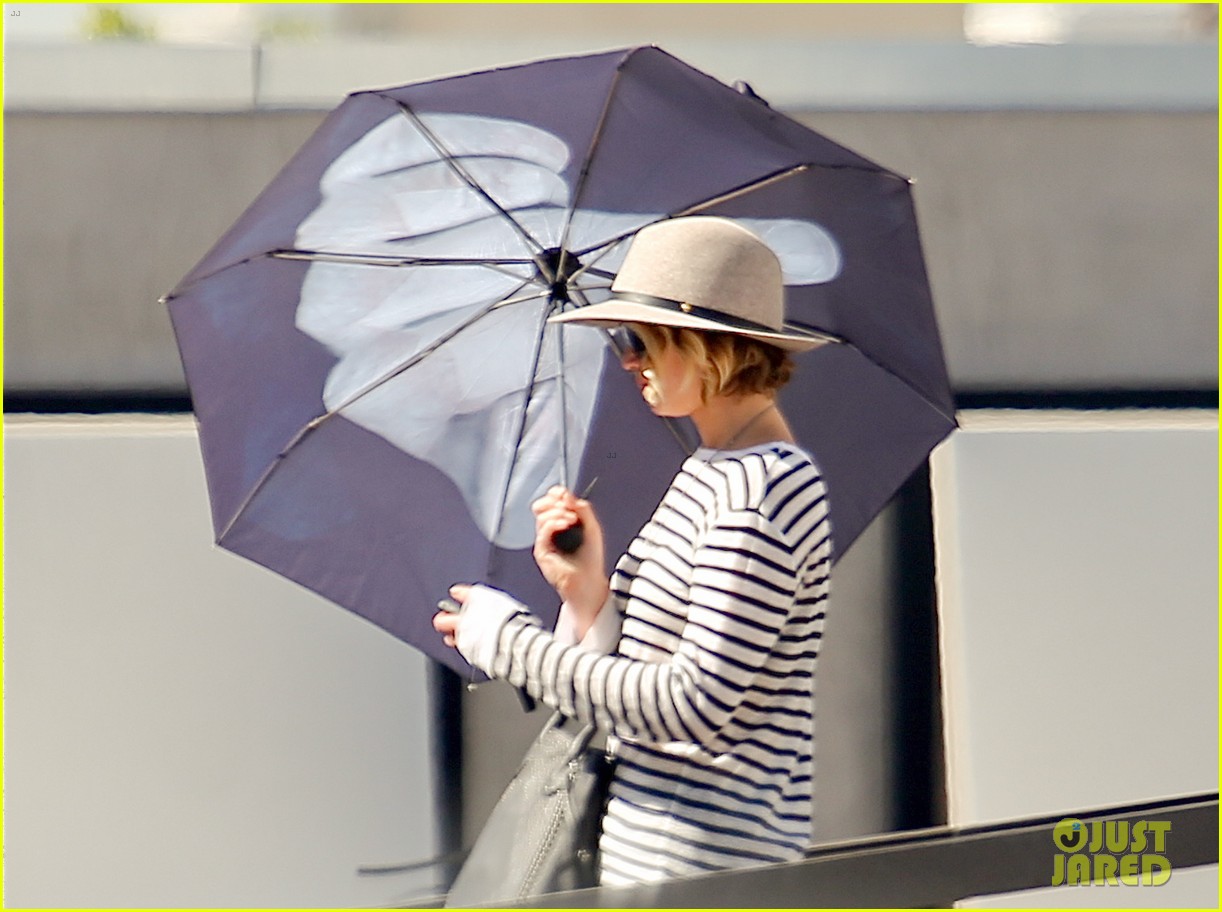 jennifer lawrence gives the middle finger with her umbrella 22