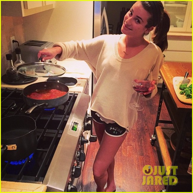 lea michele shows off amazing cooking skills 013222122