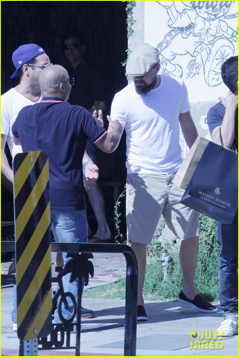 leonardo dicaprio hangs out with tobey maguire 053212133