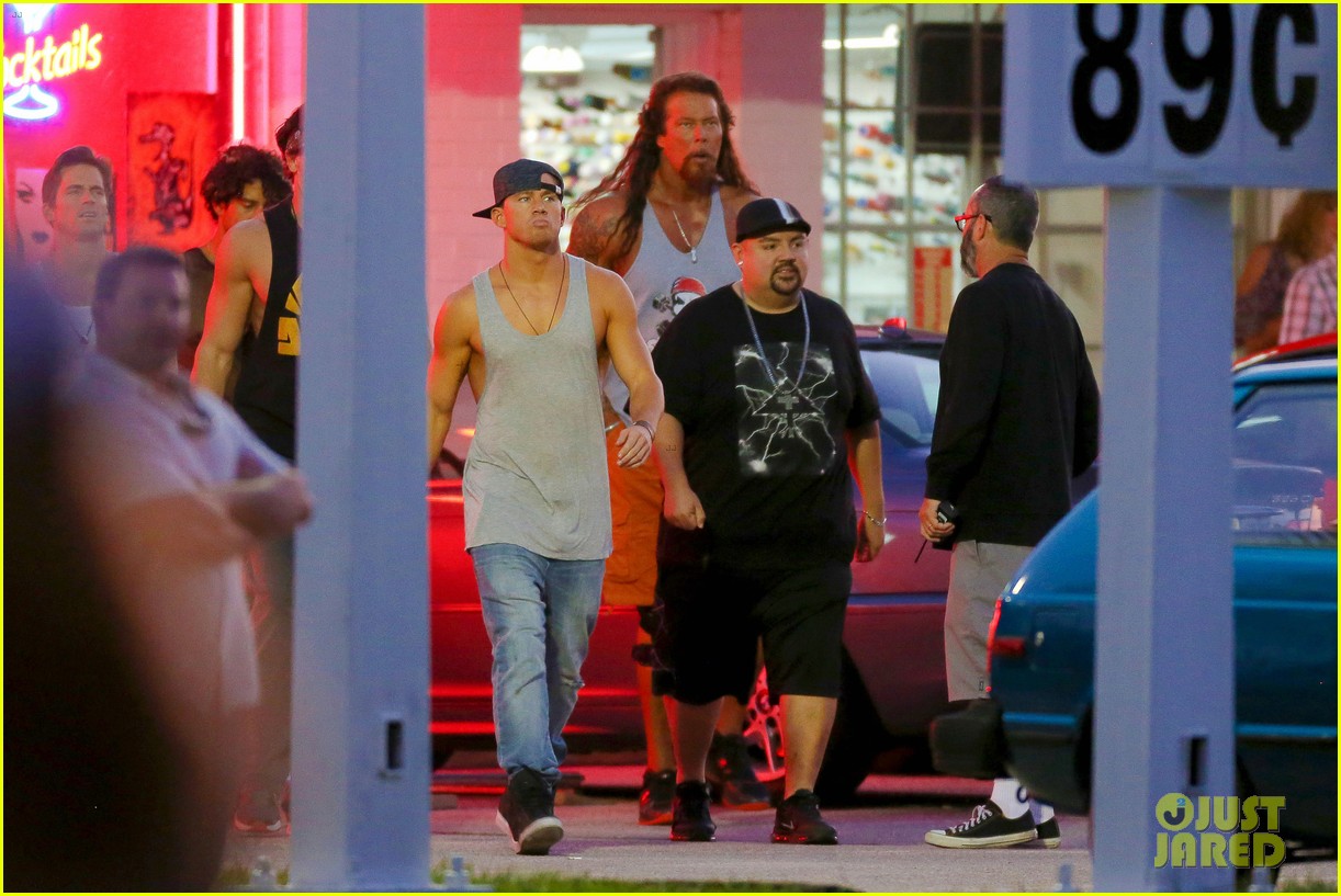magic mike xxl guys continue filming at drag revue 033213538