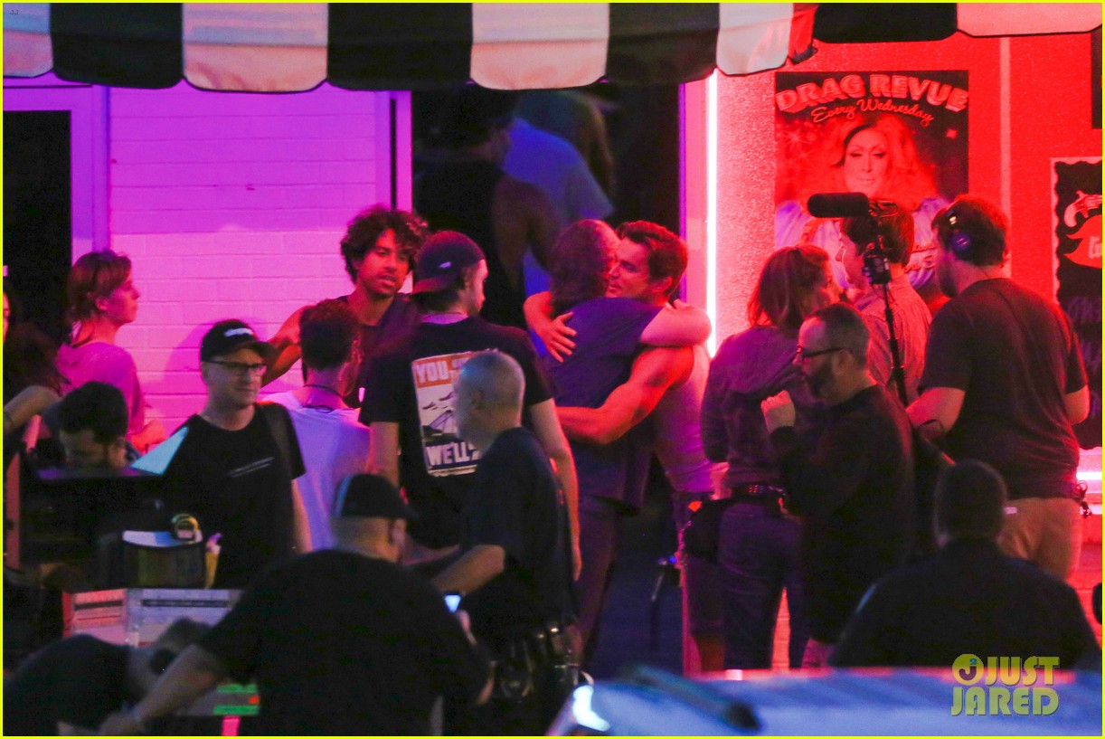 magic mike xxl guys continue filming at drag revue 22