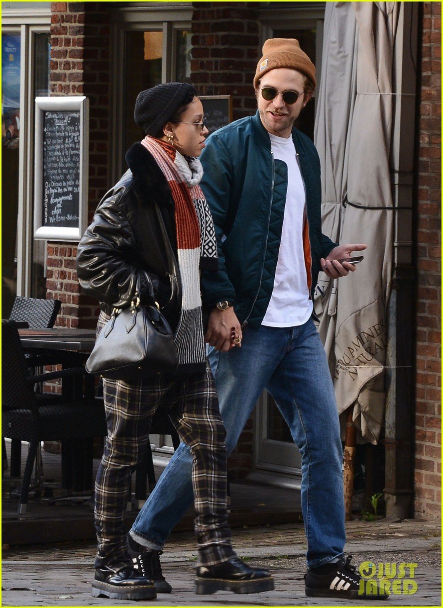 Robert Pattinson & FKA twigs Hold Hands & Look So Happy! Photo 3221260