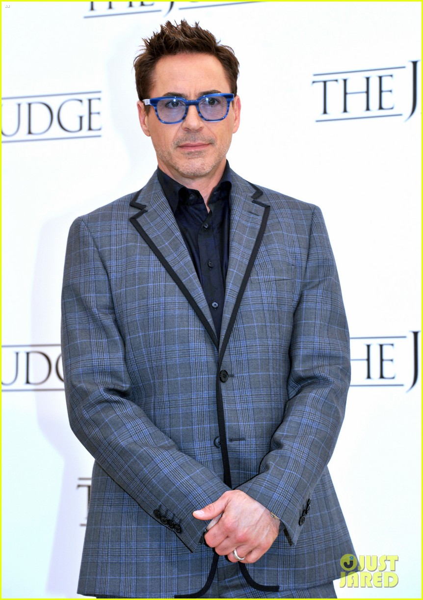 robert downey jr is all smiles after iron man return announced 073218657