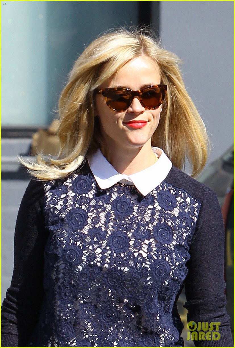 reese witherspoon shows off blonde locks 303226864