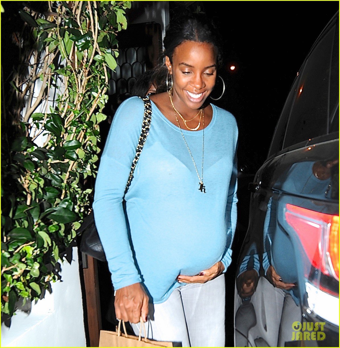 kelly rowland looks very pregnant after dinner with ciara 013225651