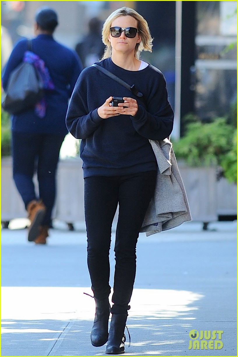 taylor schilling let hair blow in the wind 063214271