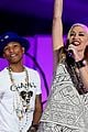 gwen stefani pharrell williams close out we can survive concert 02