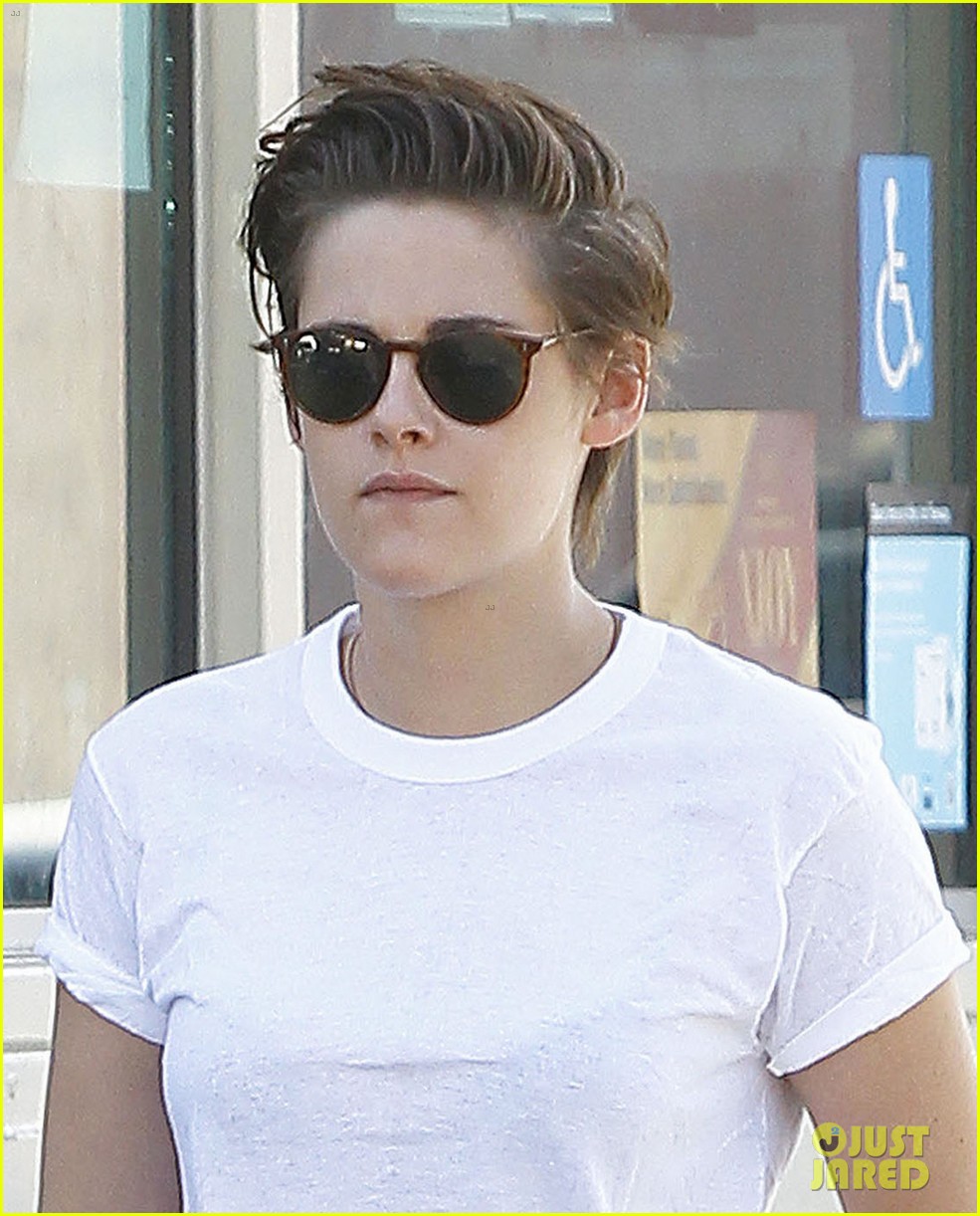 kristen stewart doesnt feel uncomfortable with fame 083226910