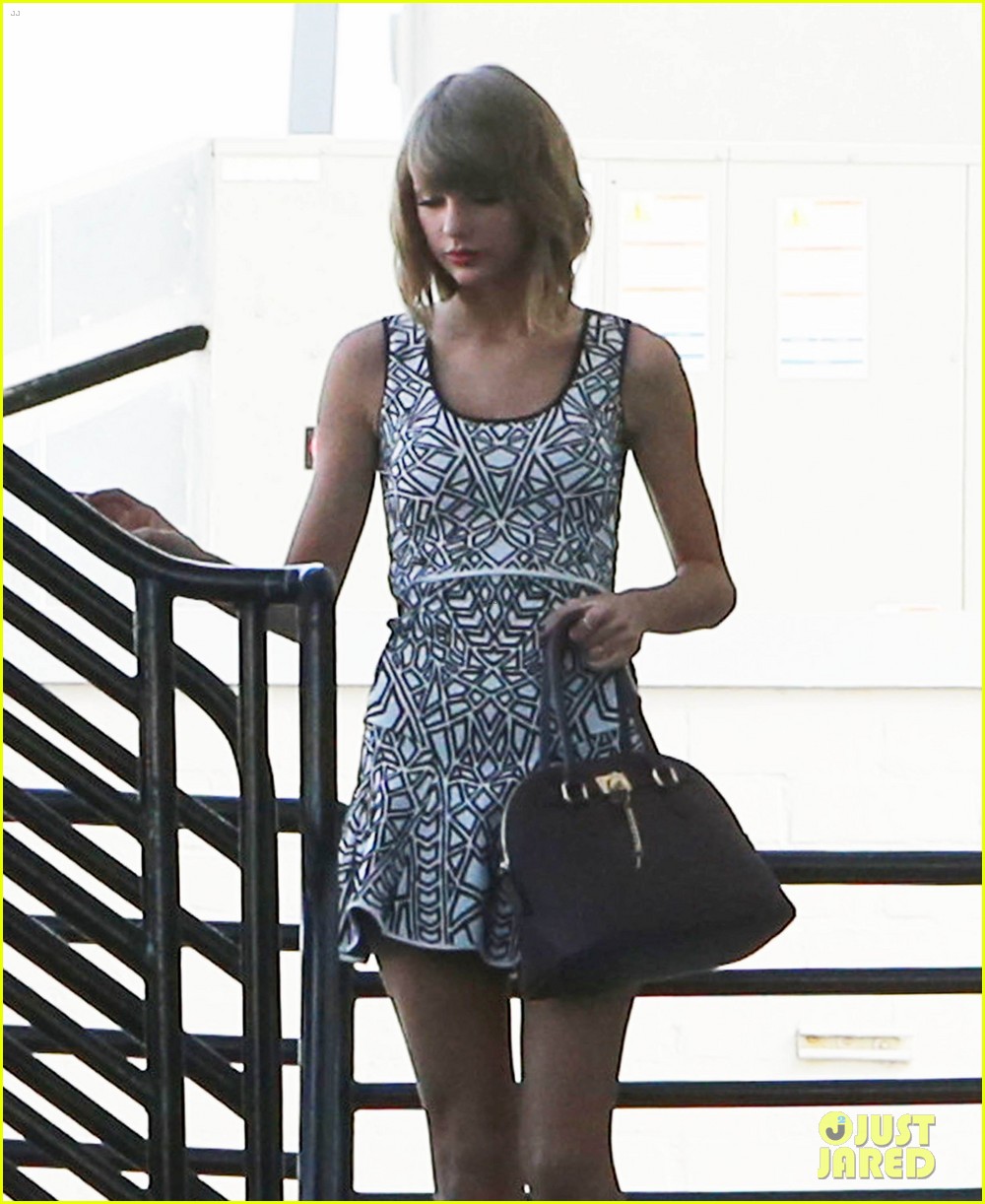 taylor swifts 1989 album leaks her fans are not happy 043226873