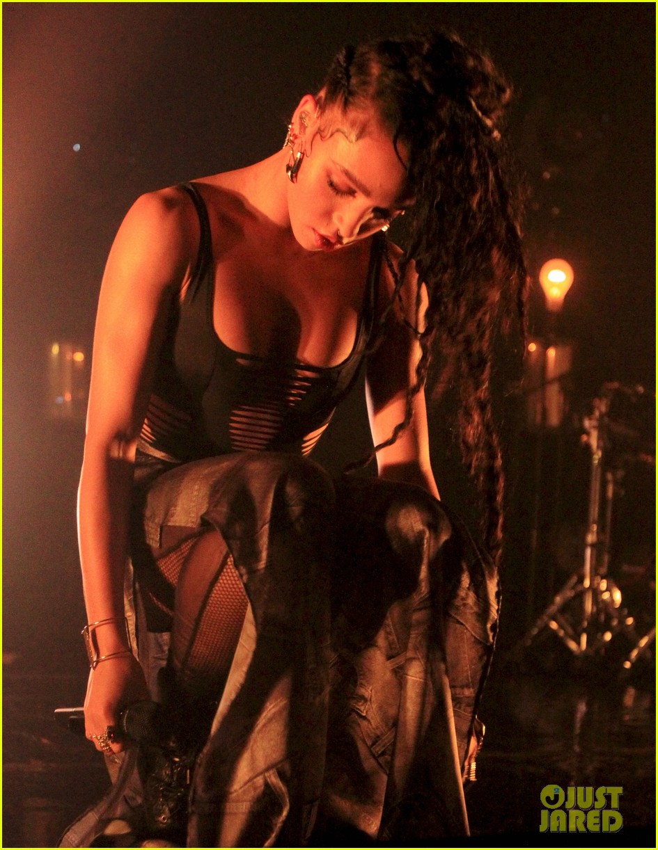 fka twigs toned arms on display at london concert 02
