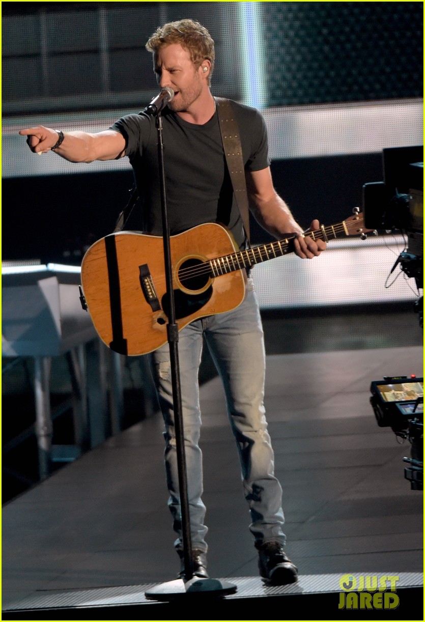 Dierks Bentley Sings 'Drunk on a Plane' at CMA Awards 2014 (Video(00)