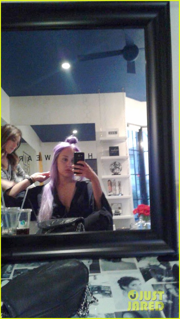 amanda bynes dyes her hair violet 03