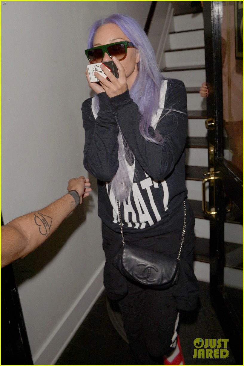 amanda bynes dyes her hair violet 103237386