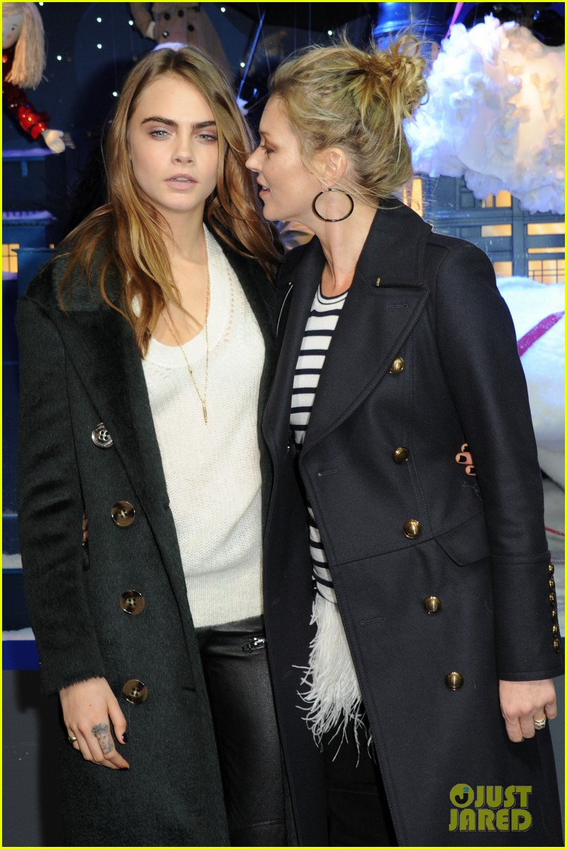 cara delevingne kate moss christmas unveiling 06