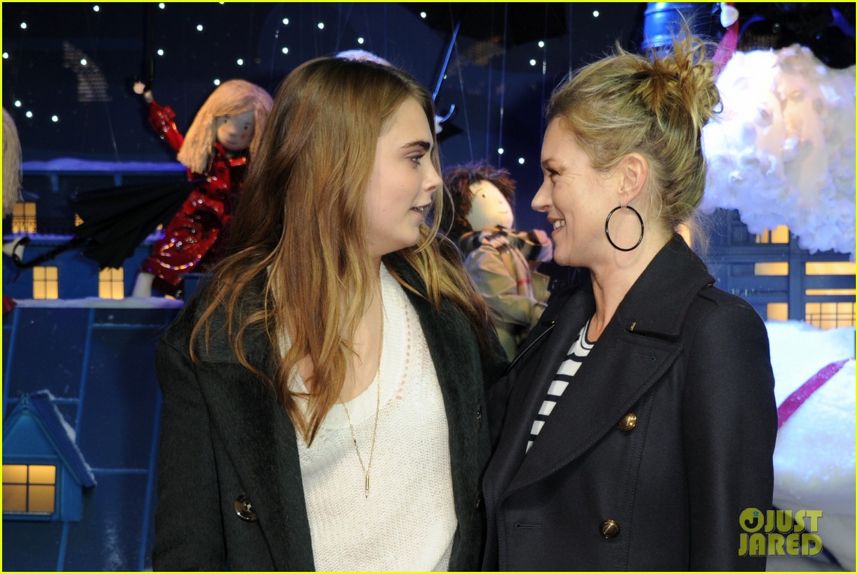 cara delevingne kate moss christmas unveiling 19