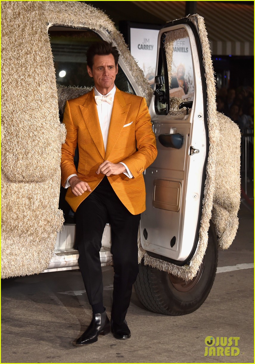 jim carrey jeff daniels suit up for dumb and dumber to premiere 16