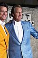 jim carrey jeff daniels suit up for dumb and dumber to premiere 09