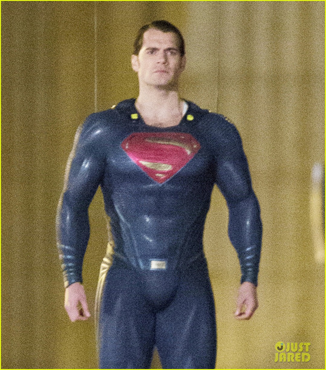 henry cavill hangs in the air in superman costume 043237796