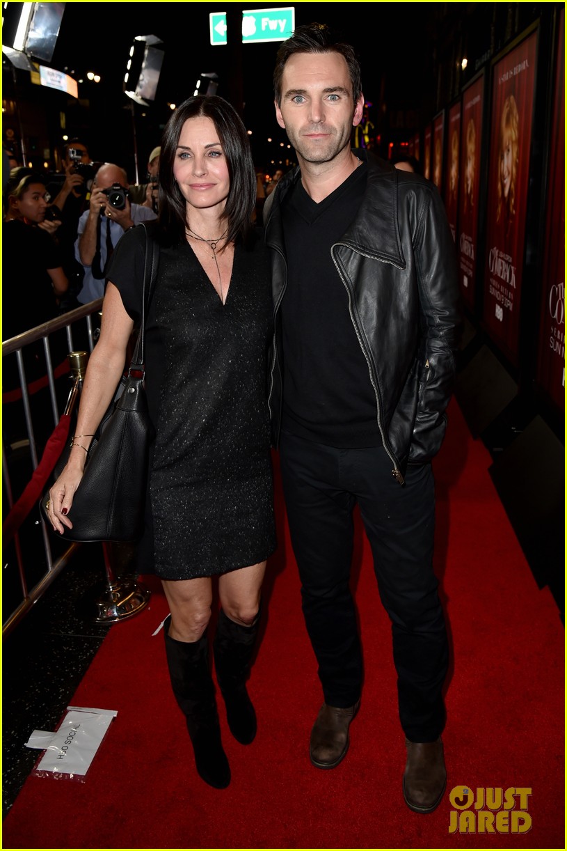 courteney cox supports friends co star lisa kudrow at comeback premiere 10
