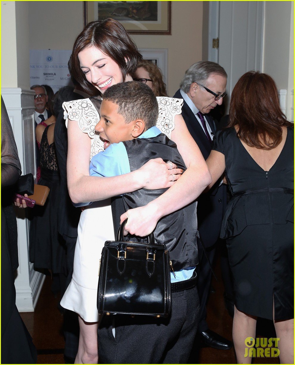 anne hathaway hubby adam shulman celebrate with honorees at world of children 013236943