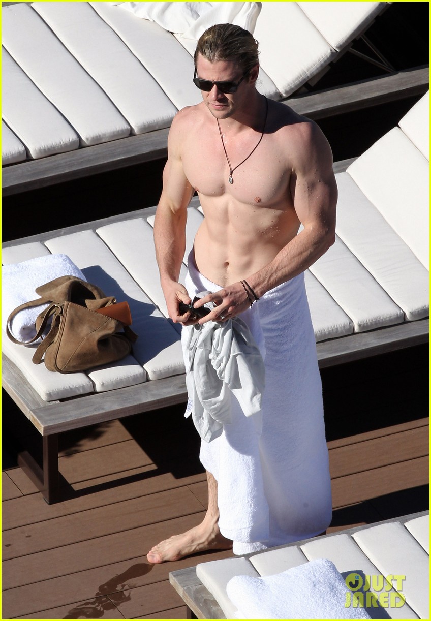 chris hemsworth named sexiest man alive 2014 heres the sexiest pics 053245738