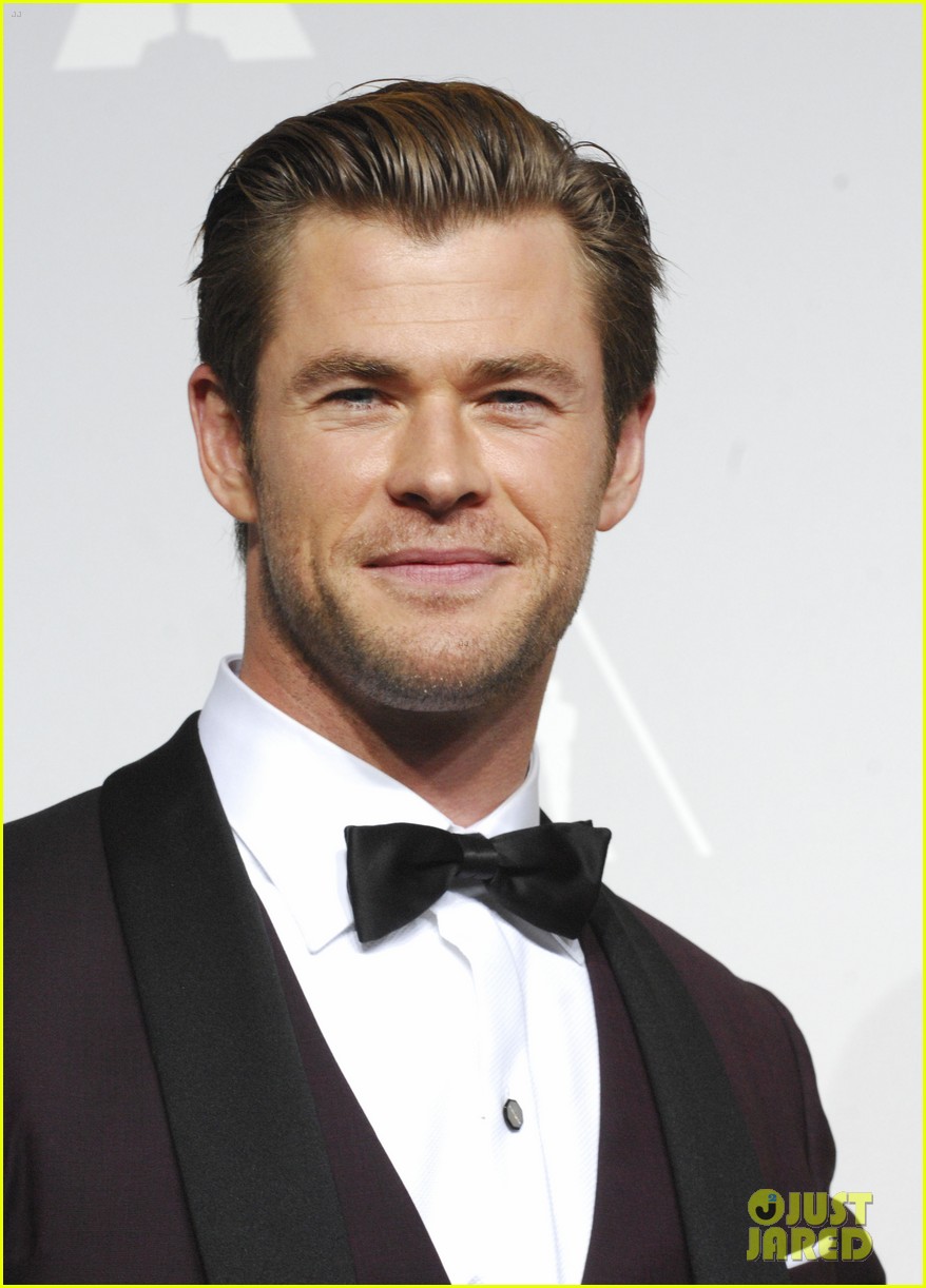 chris hemsworth named sexiest man alive 2014 heres the sexiest pics 153245748