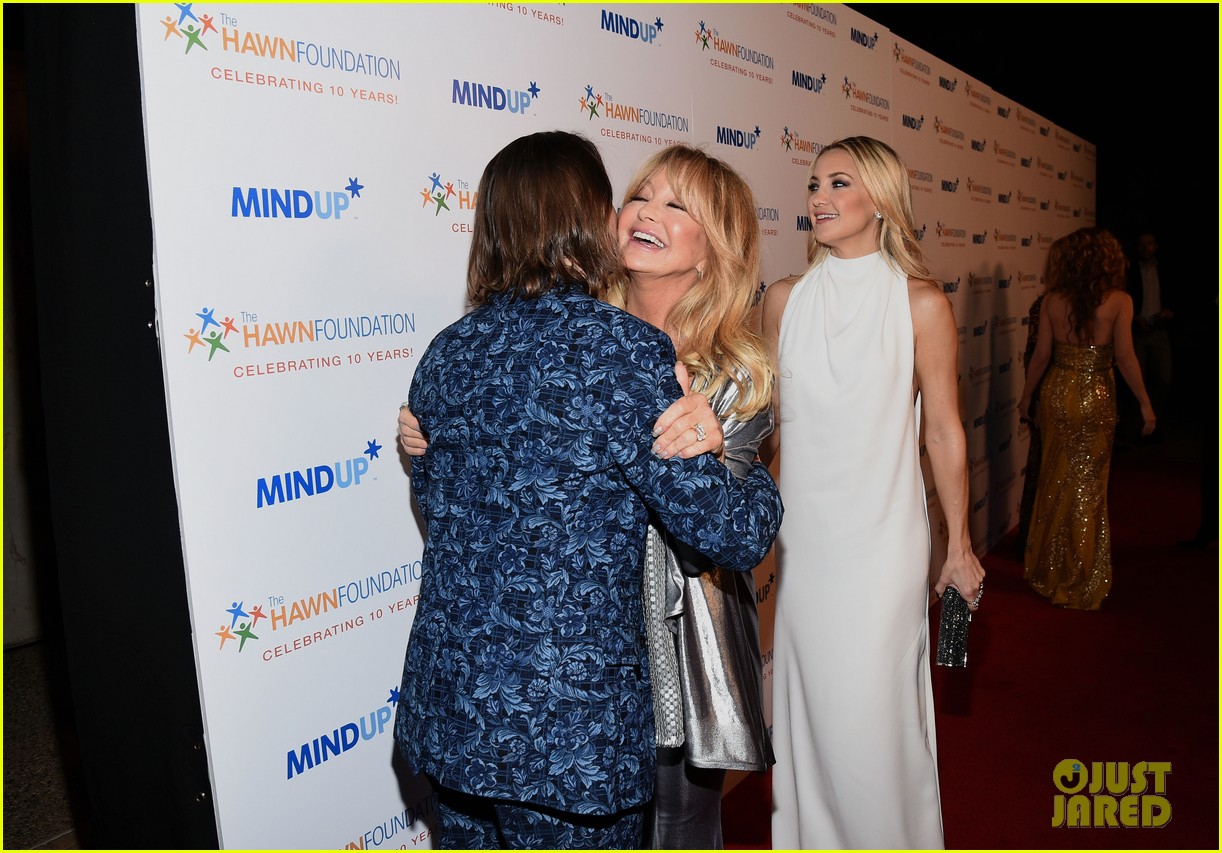 kate hudson makes mom goldie hawns charity event a family affair 303247866