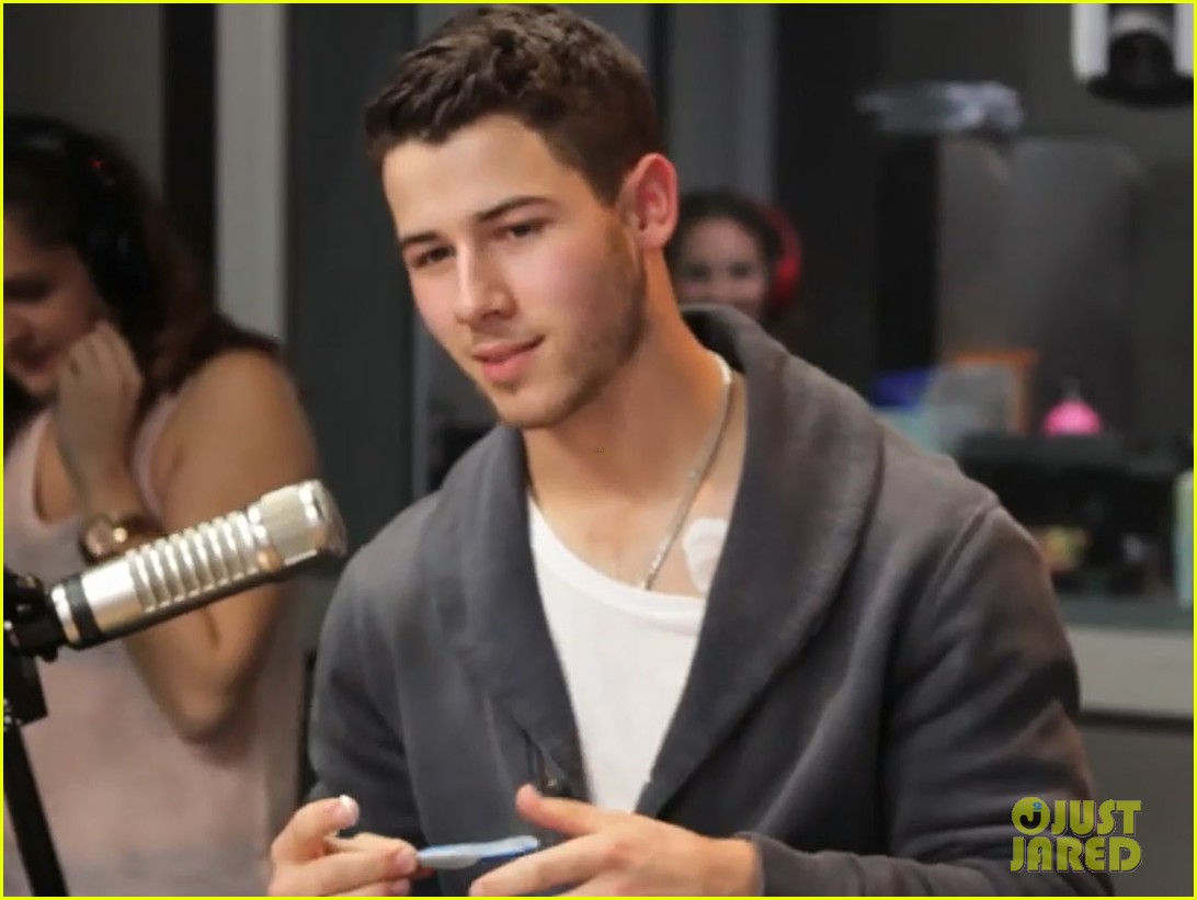 nick jonas shaves his chest 023239975