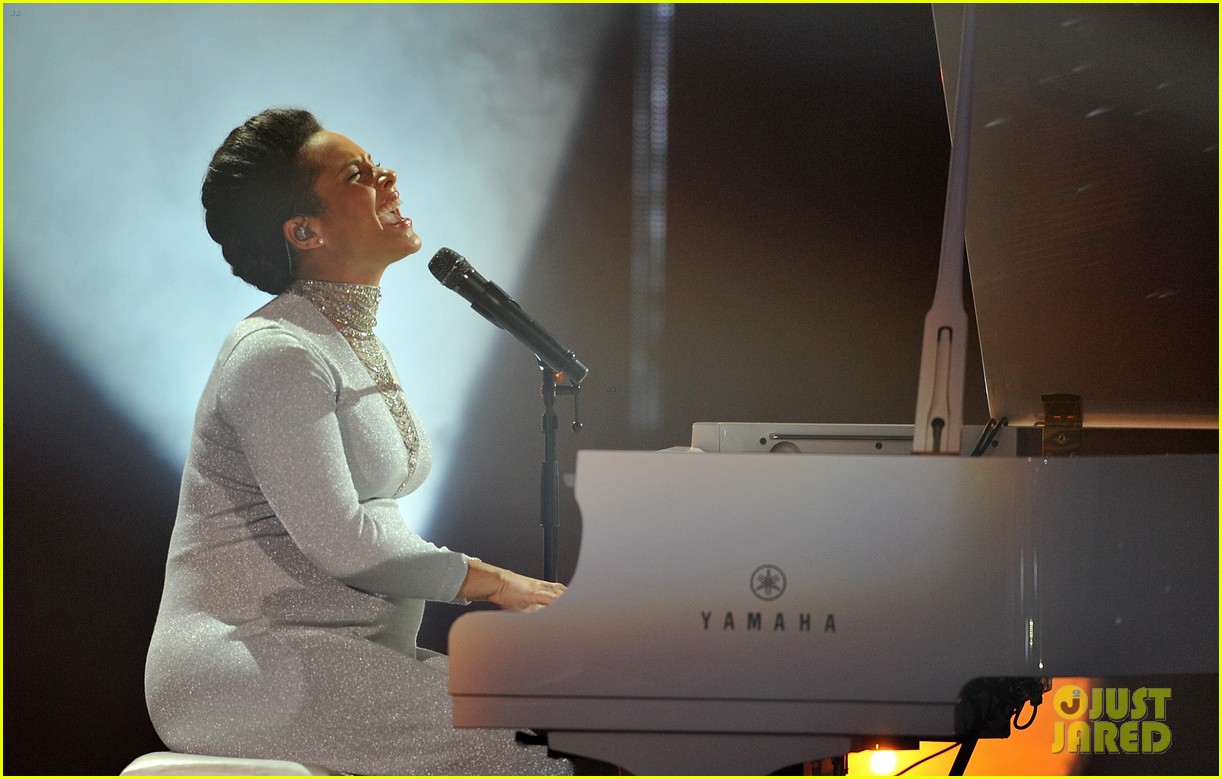 alicia keys embraces her baby bump during mtv emas 2014 083238569