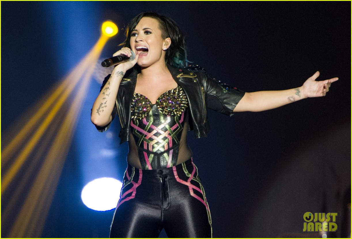 demi lovato tears up during thanksgiving away from family 09