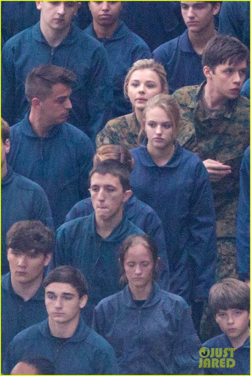 chloe moretz is surrounded by blue on fifth wave set 063249982