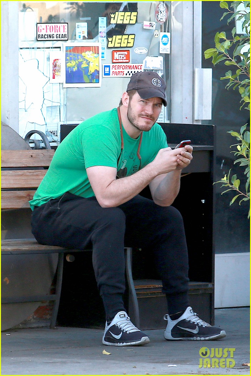 chris pratt steps out after not getting sexiest man alive 08