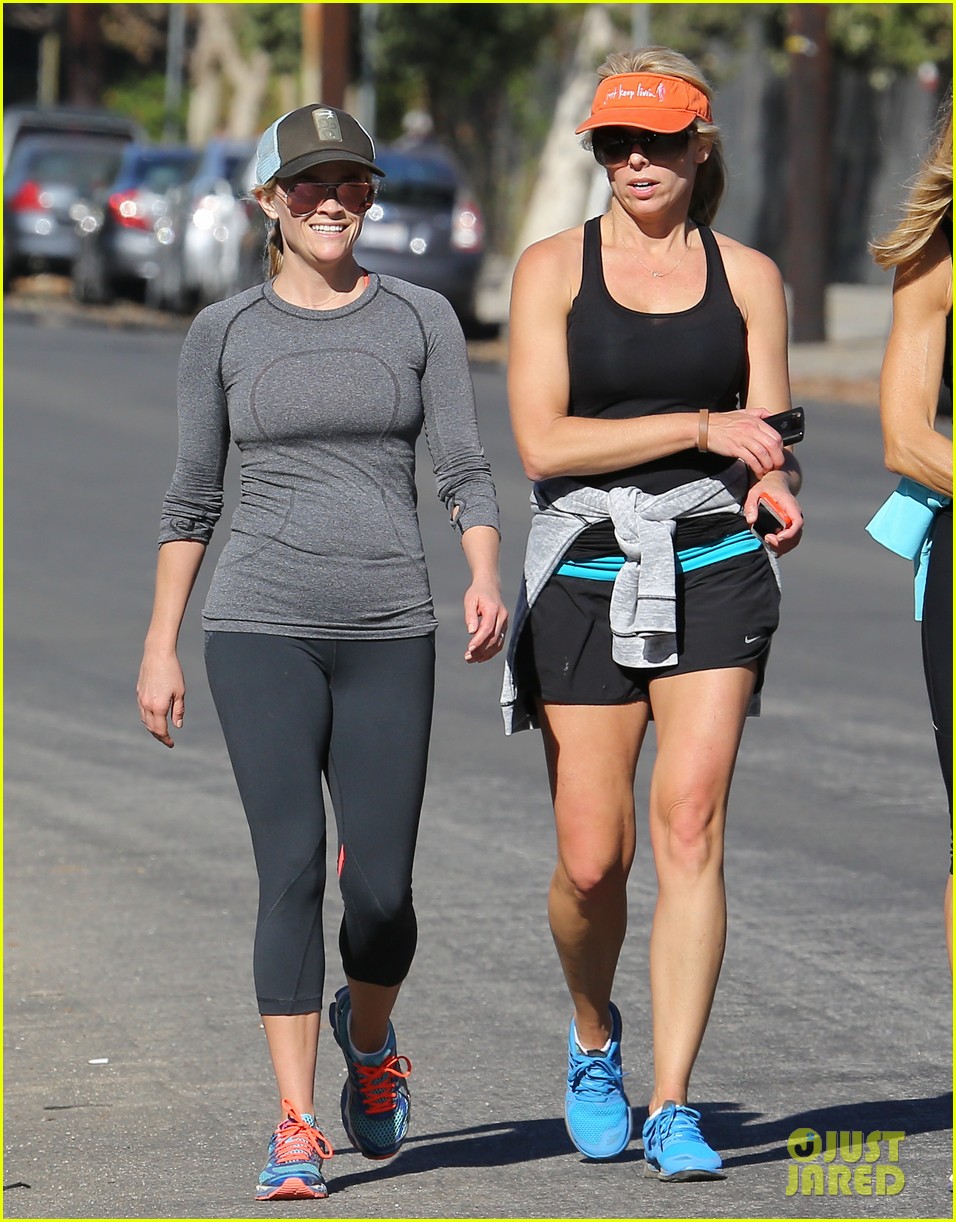 reese witherspoon goes for a jog 093248147