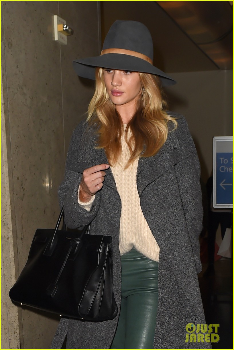 rosie huntington whiteley knows how to rock green leather pants 02