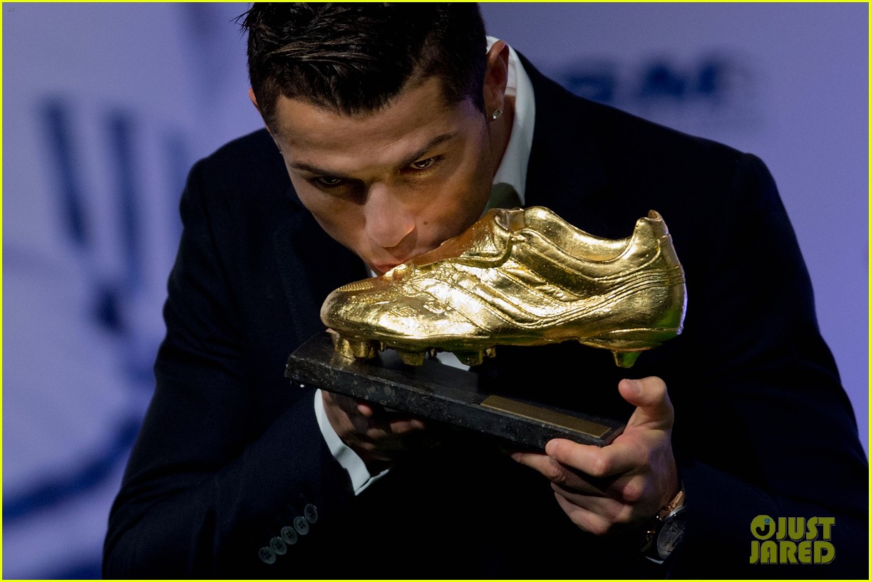 cristiano ronaldo wins his third golden boot award of his career 063235457