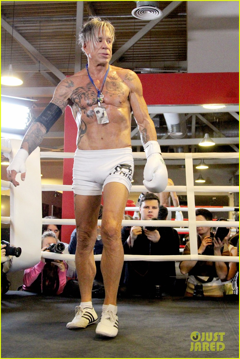 mickey rourke looks ripped at 62 in new boxing ring photos 023250556