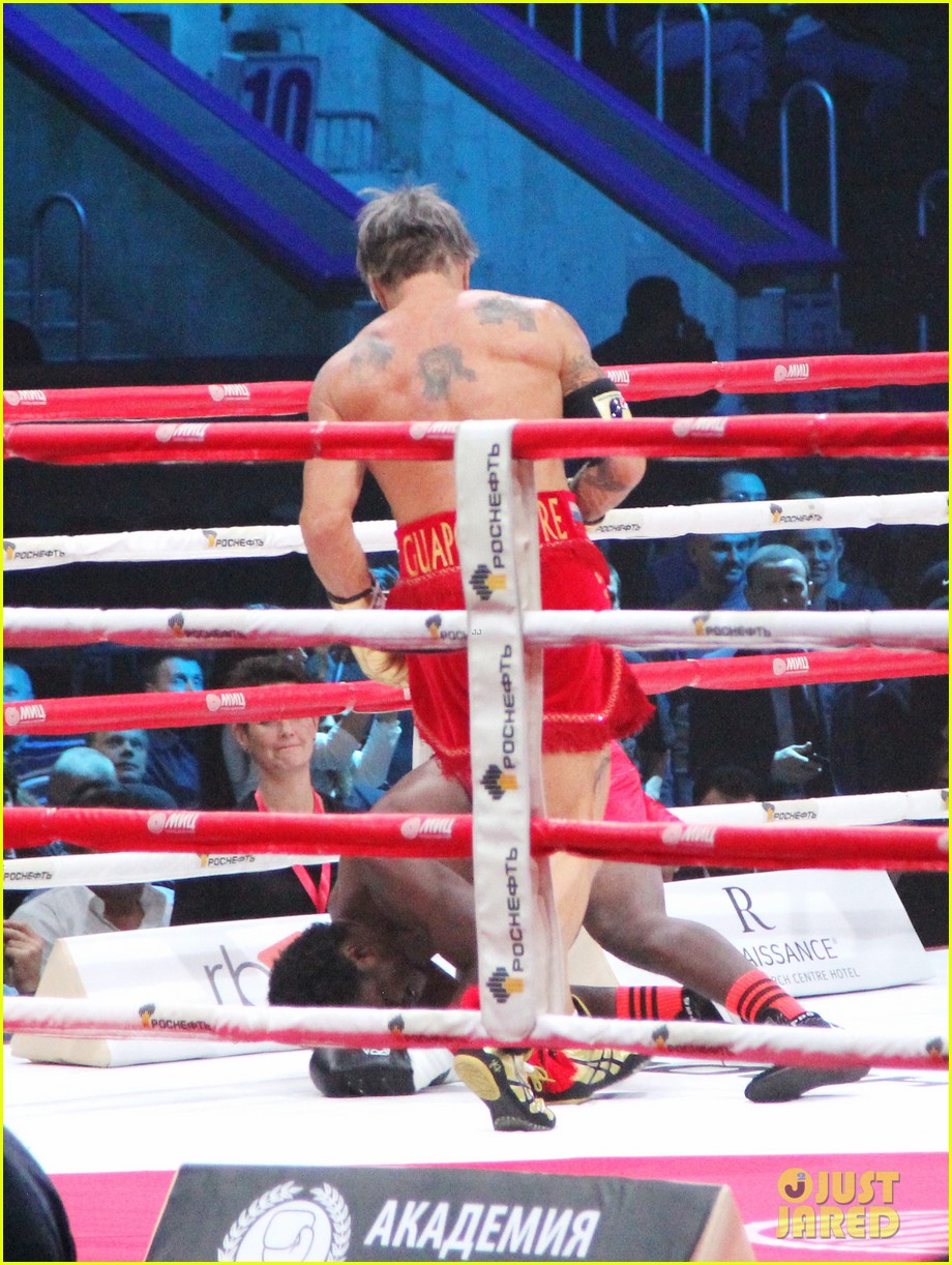mickey rourke wins boxing match 063251400