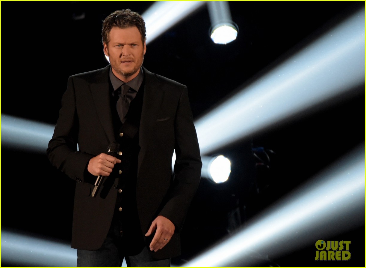 Blake Shelton & Ashley Monroe Perform 'Lonely Tonight' at CMA Awards