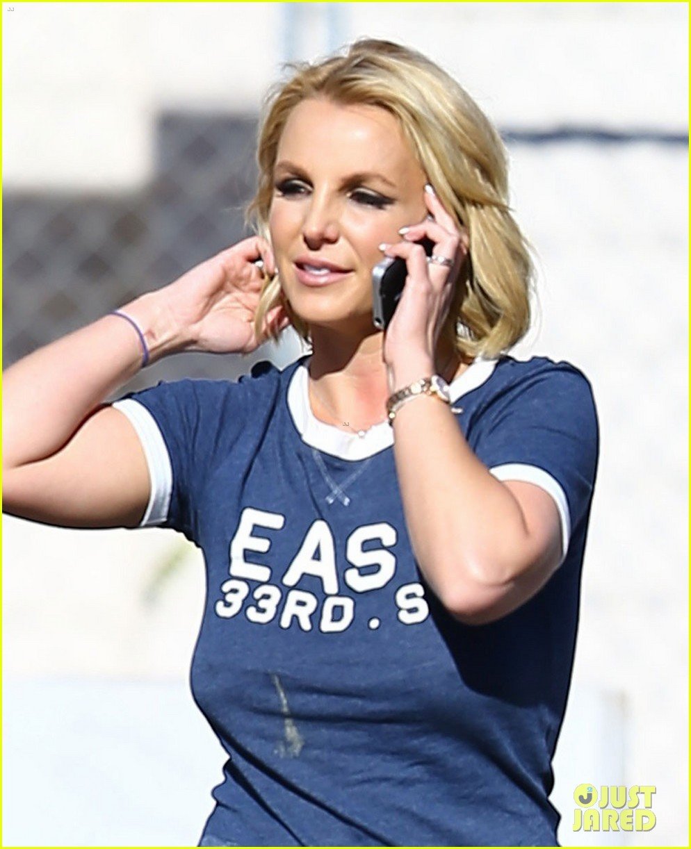 britney spears steps out braless afte rumors of new boyfriend 023235141