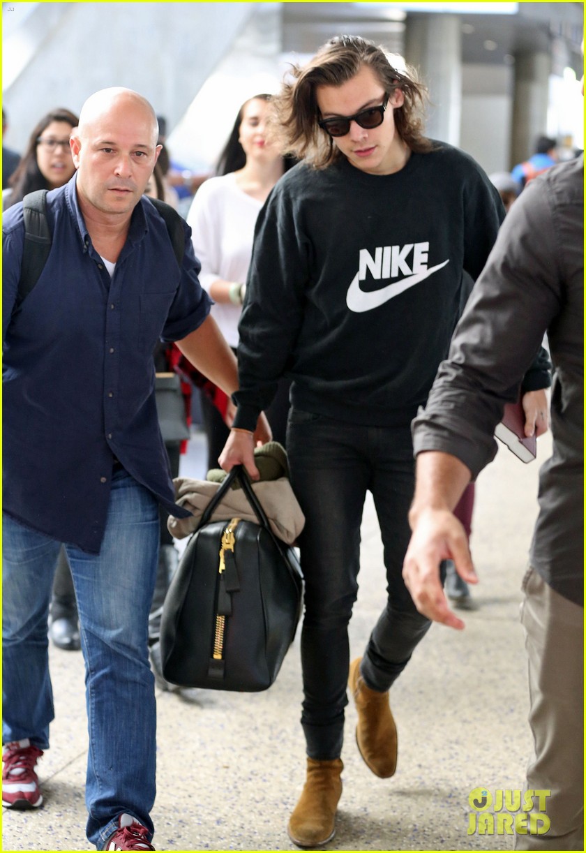 harry styles one direction leaves pants as bait 013251350