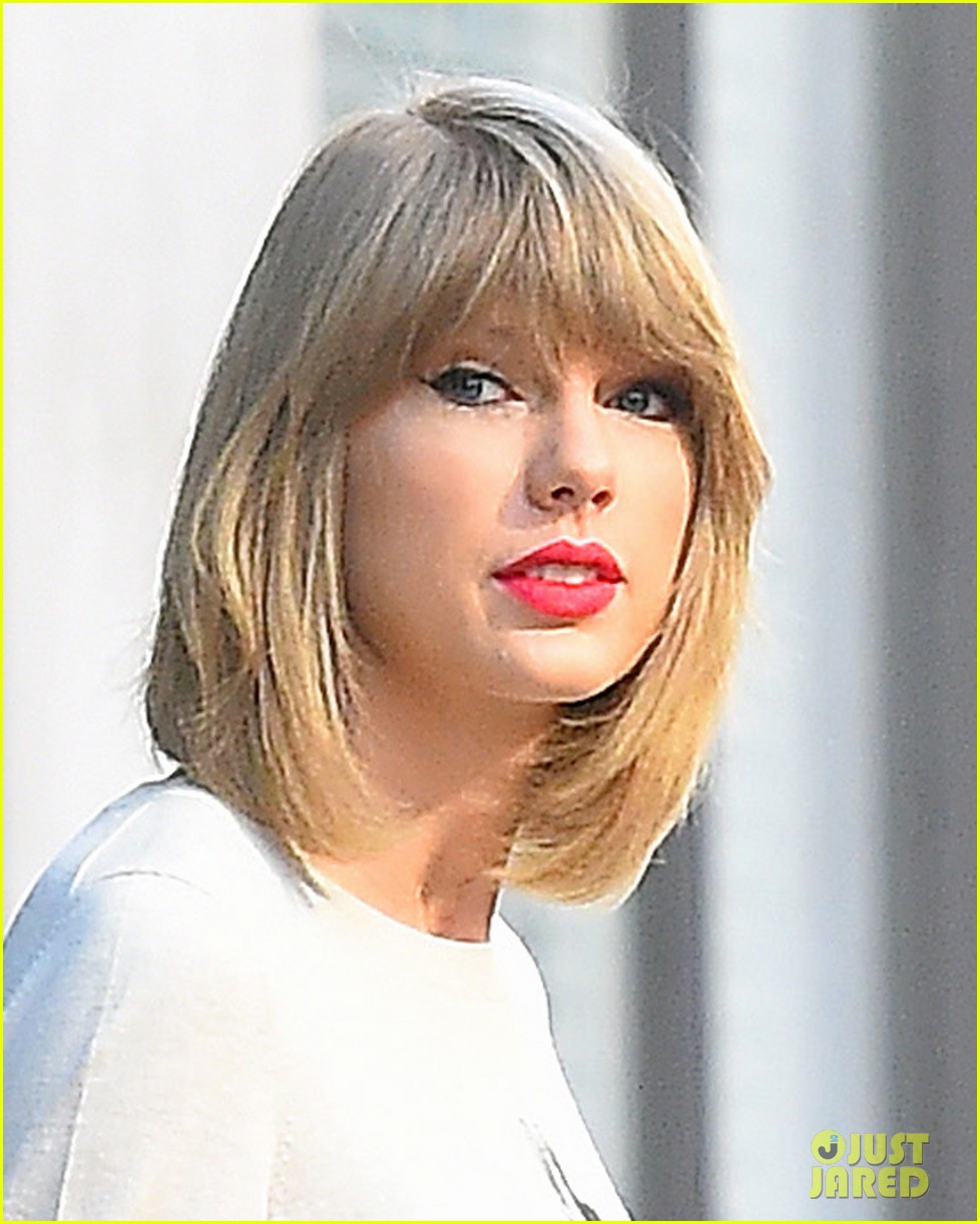 taylor swift jams out to blank space 02