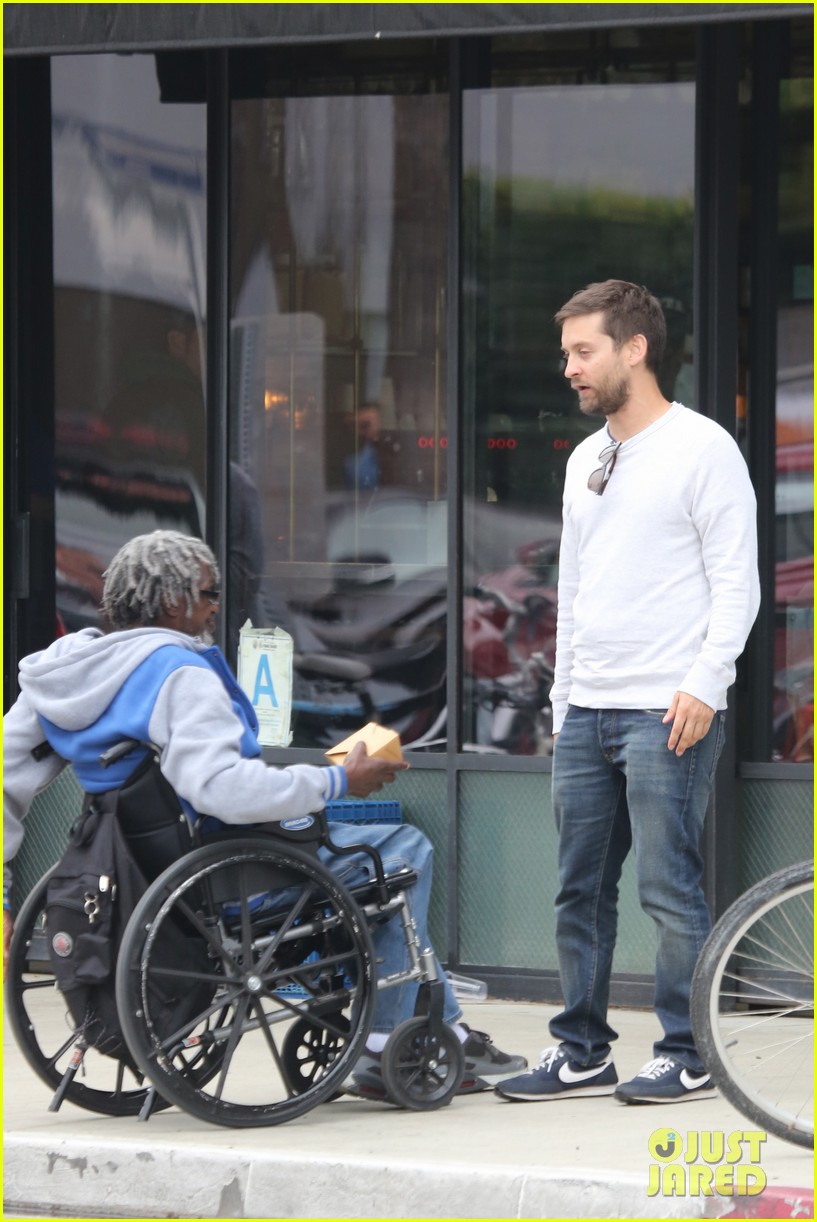 tobey maguire buys homeless man lunch 113243937