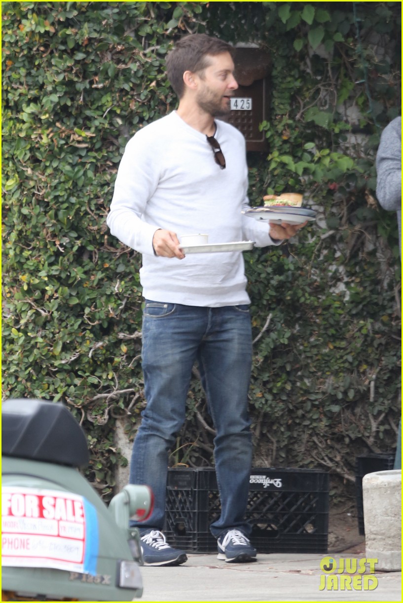 tobey maguire buys homeless man lunch 123243938