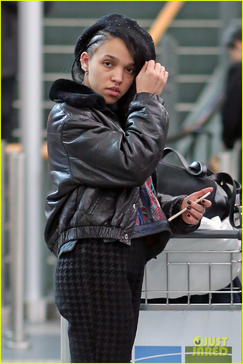 fka twigs flies to vancouver without robert pattinson 023244761